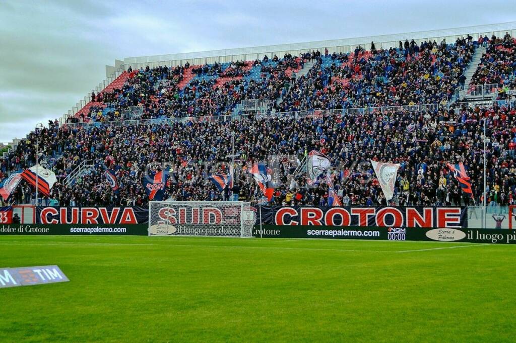 curva-sud-stadio-crotone-ezio-scida