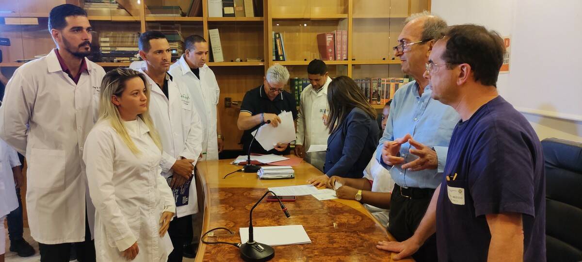 I medici cubani accolti all'ospedale civile di Crotone,
al centro il direttore del presidio ospedaliero, dottor Lucio Cosentino