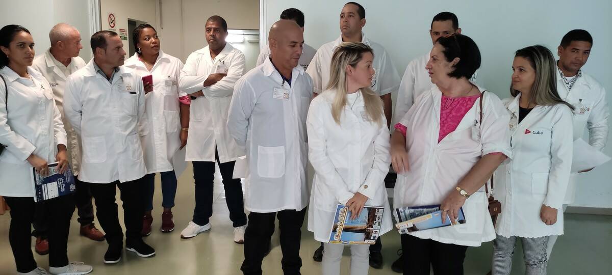 I medici cubani accolti all'ospedale civile di Crotone,
al centro il direttore del presidio ospedaliero, dottor Lucio Cosentino