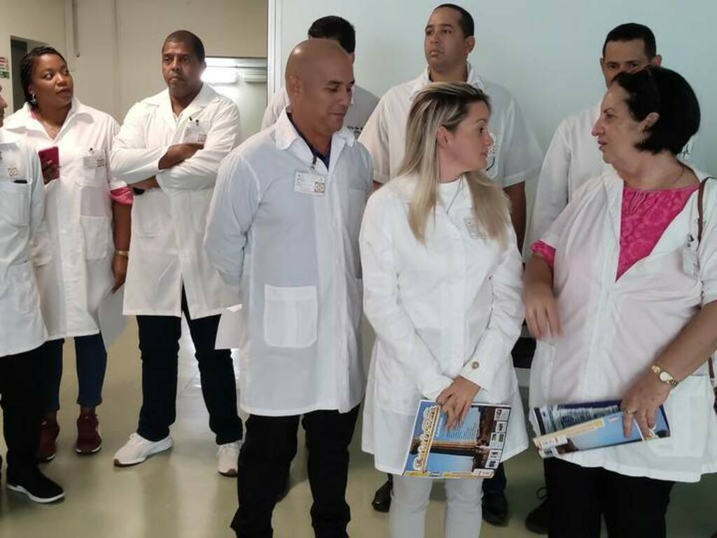 I medici cubani accolti all'ospedale civile di Crotone,
al centro il direttore del presidio ospedaliero, dottor Lucio Cosentino