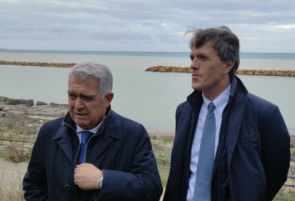 Il generale Emilio Errigo e l'ad di Eni Rewind, Paolo Grossi davanti alle opere di protezione a mare delle discariche industriali di ARmeria e 'Farina di trappeto'