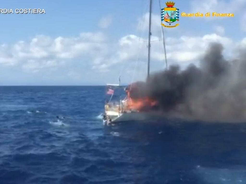 barca migranti esplosa a Praialonga