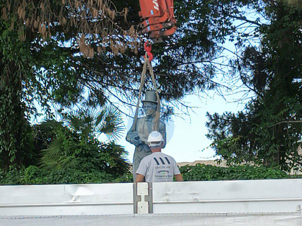 Spostamento statua Rino Gaetano