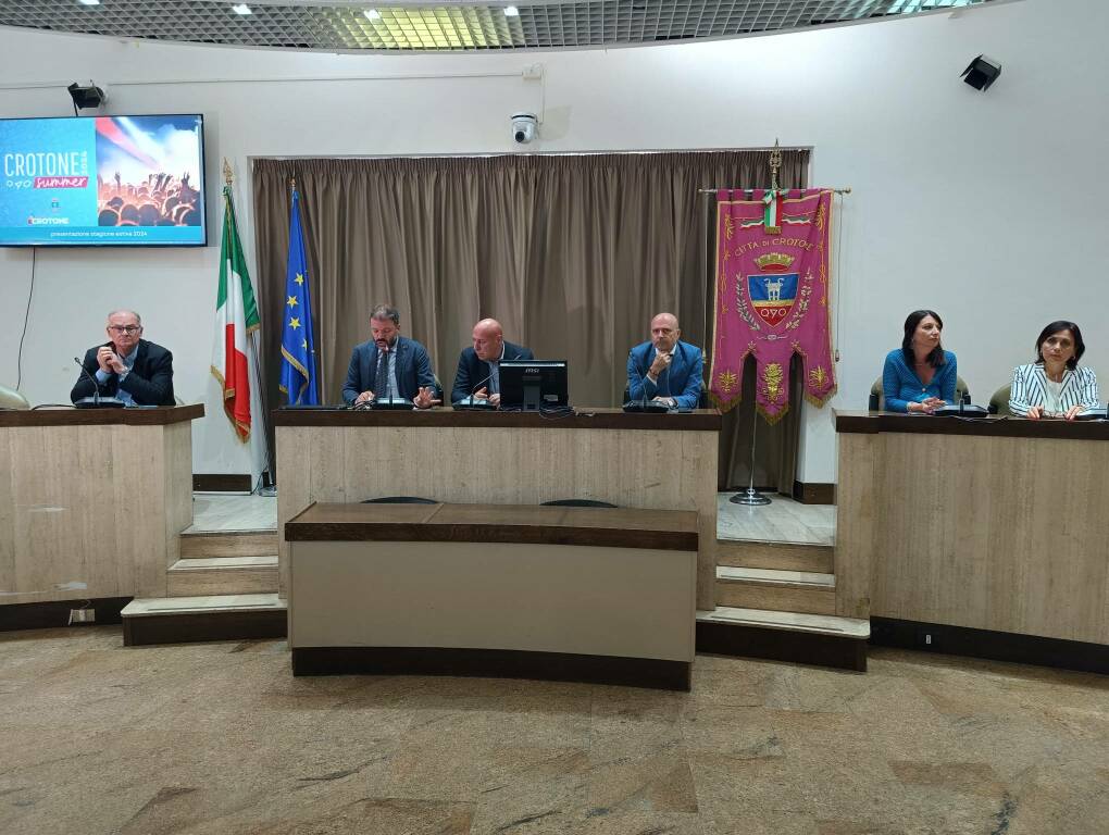 presentazione cartellone estivo Crotone 2024