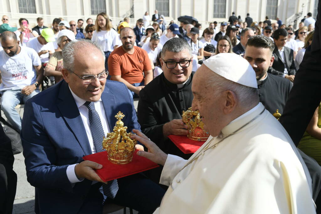 Corone madonna Porto Salvo benedette da Papa Francesco