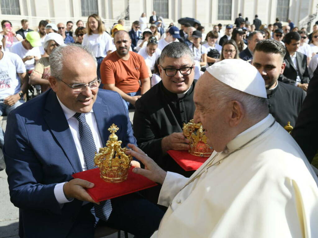 Corone madonna Porto Salvo benedette da Papa Francesco