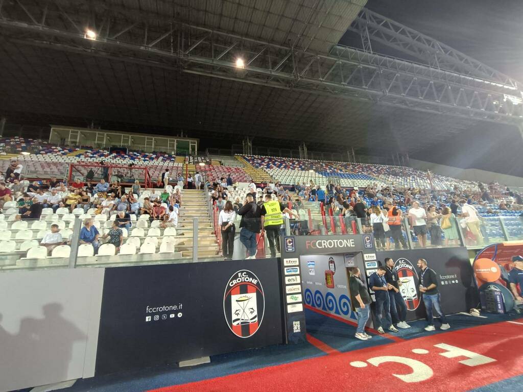 tribuna alta stadio Crotone chiusa